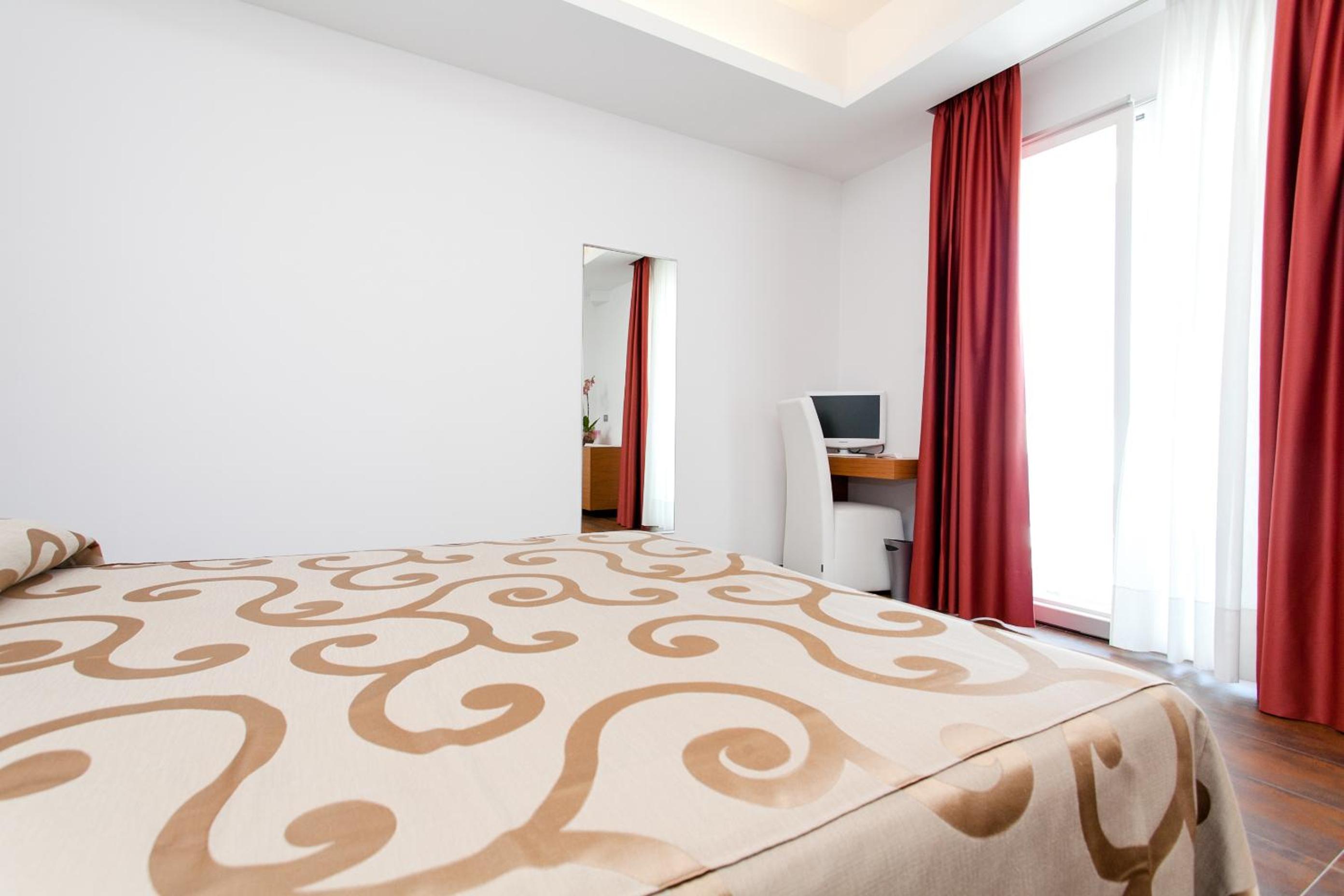 غرفة ثلاثية، Sciali Hotel 4/10