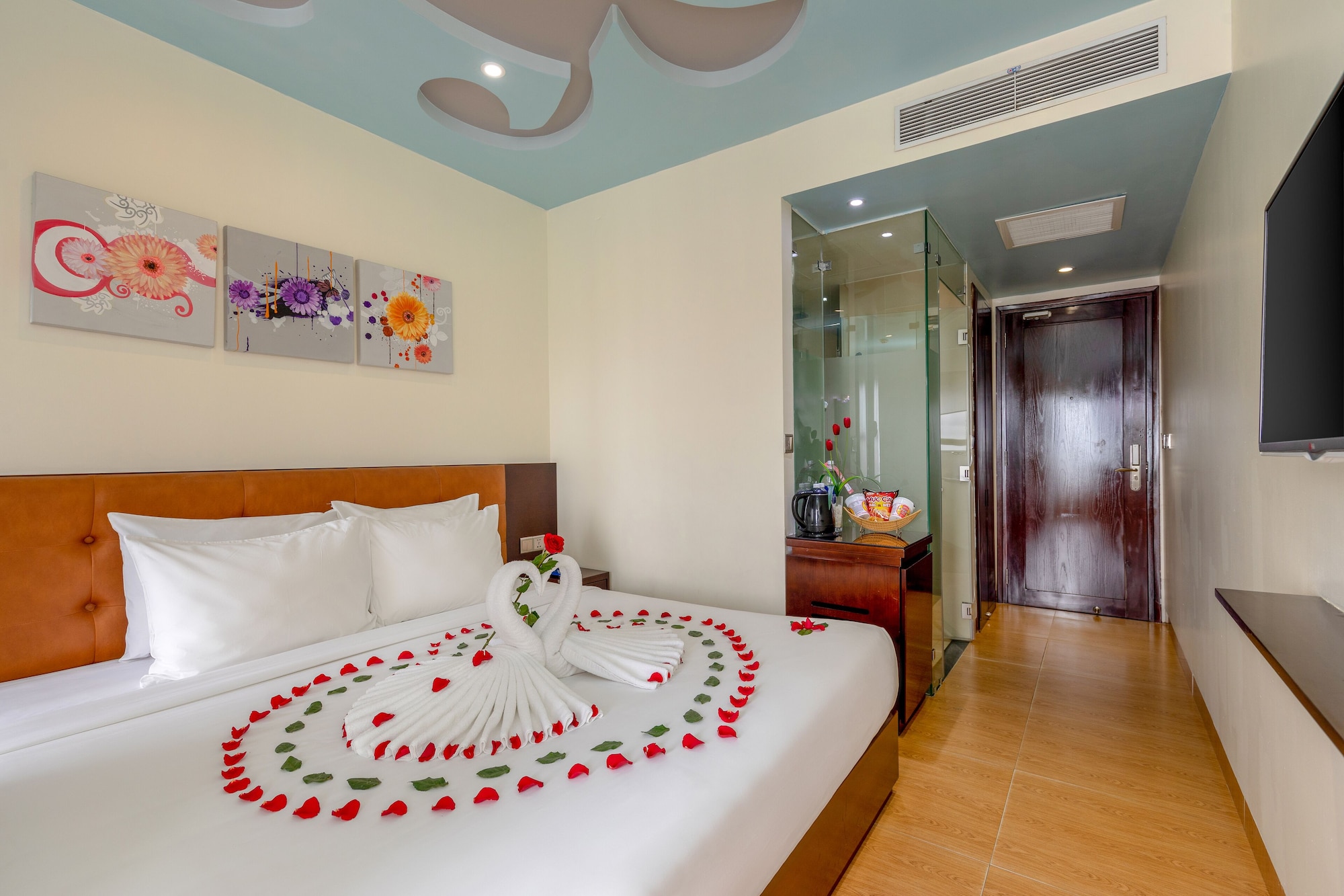 DELUXE, DOUBLE BED, PARTIAL SEA VIEW