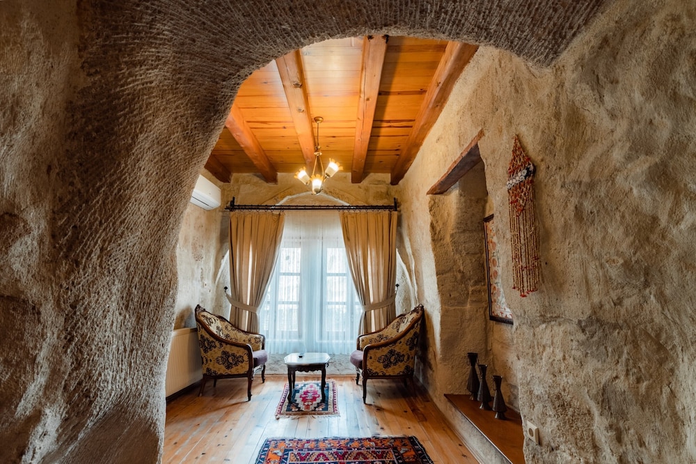 Amber Cave Suites 37/76