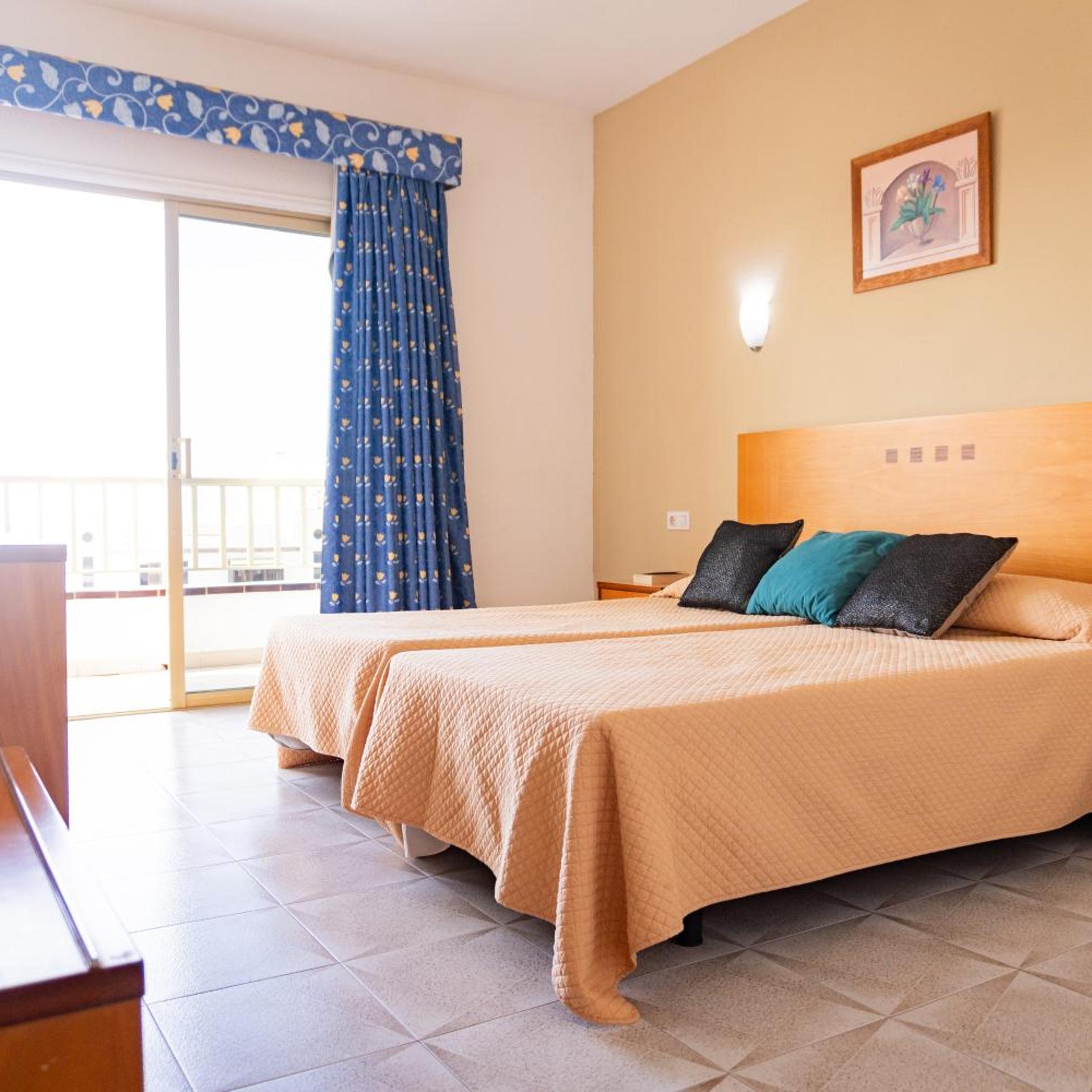 Room, Triple