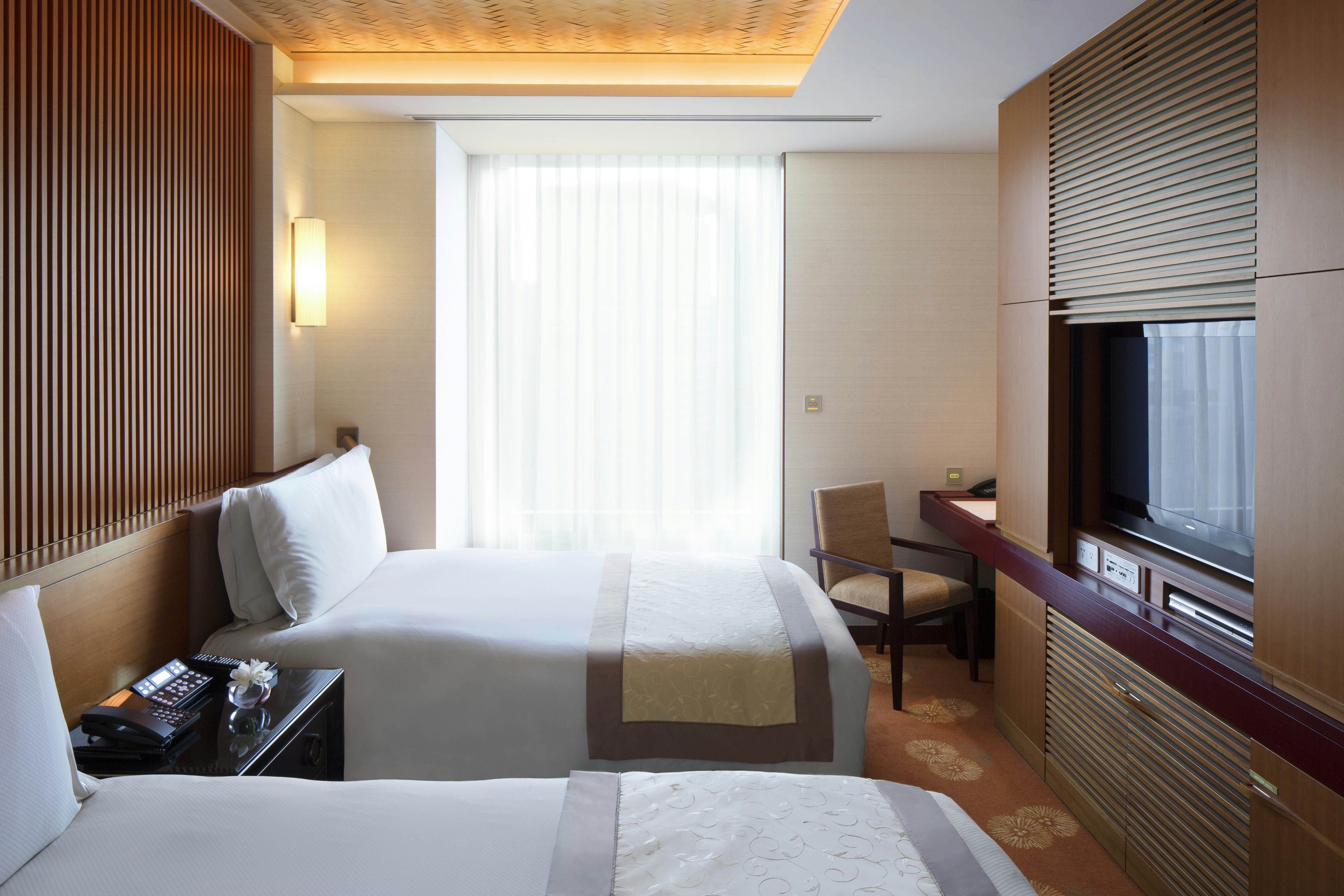 EXECUTIVE, SUITE, TWIN BEDS