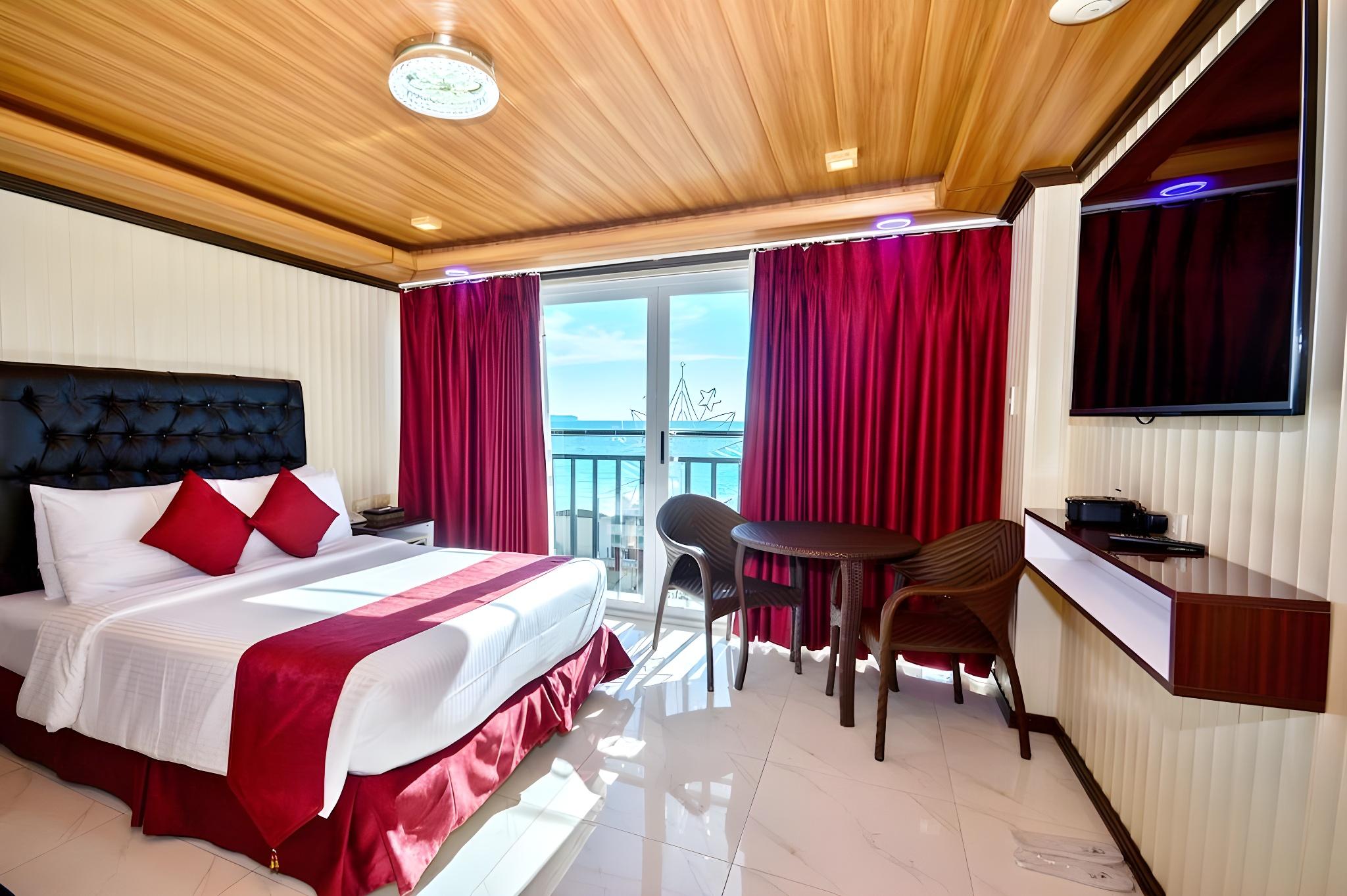 Junior Suite, King Bed, Partial View, Main Building