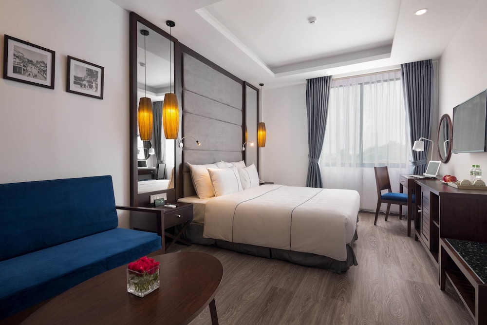 JUNIOR SUITE, QUEEN BED, CITY VIEW