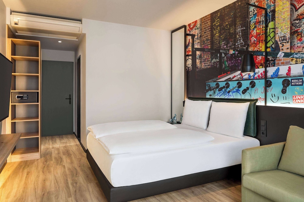 Lounge, Queen Bed, Sofa، B&B HOTEL Berlin-Kreuzberg 4/7