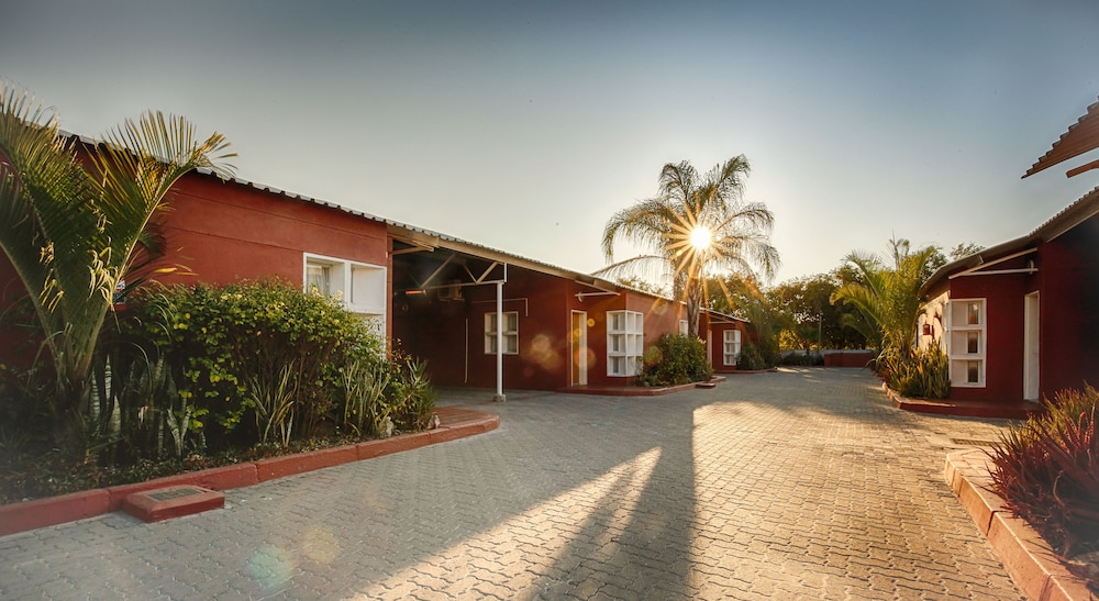 Mokoro Lodge 11/13