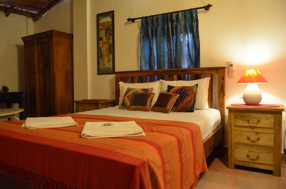 TRADITIONAL, QUEEN BED, BALCONY, GARDEN AREA