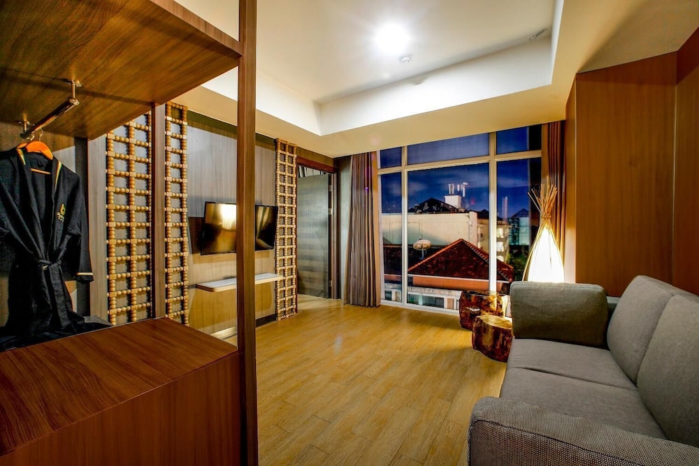 BEDROCK HOTEL 54/73