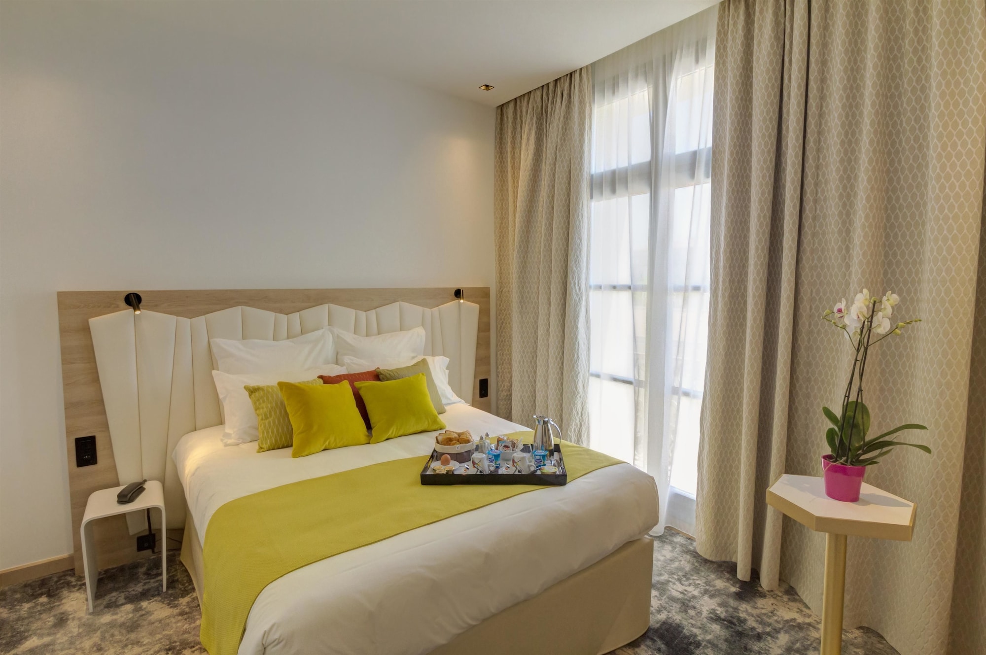 Exclusive, Queen Bed