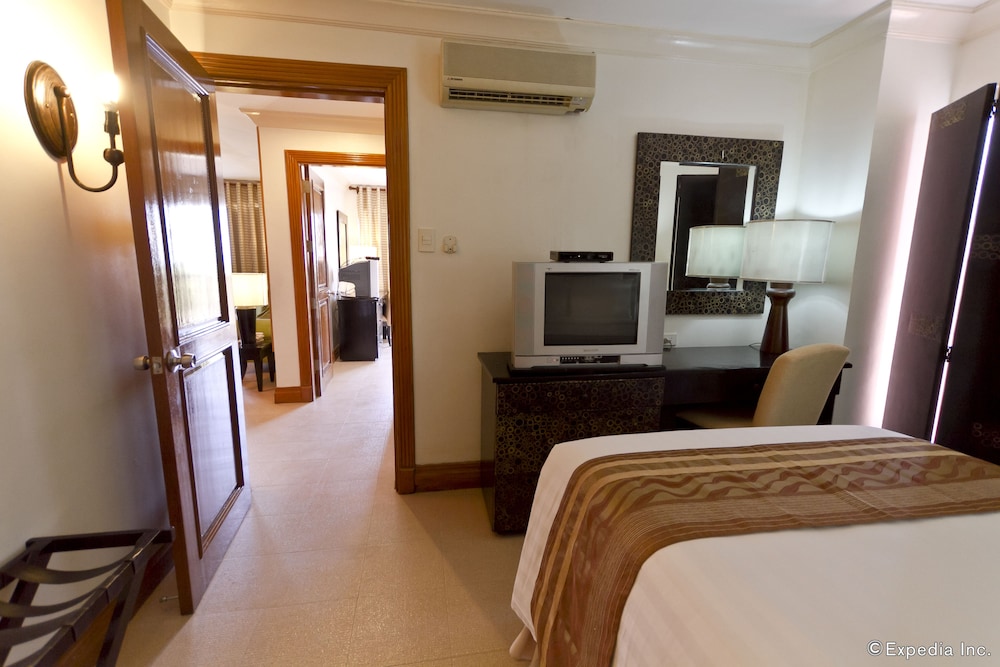 Crown Regency Suites Mactan 33/74