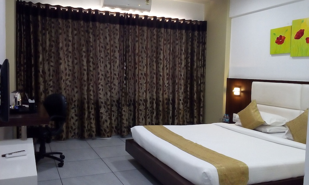 Crimson Park Shripriya Hotel 16/32