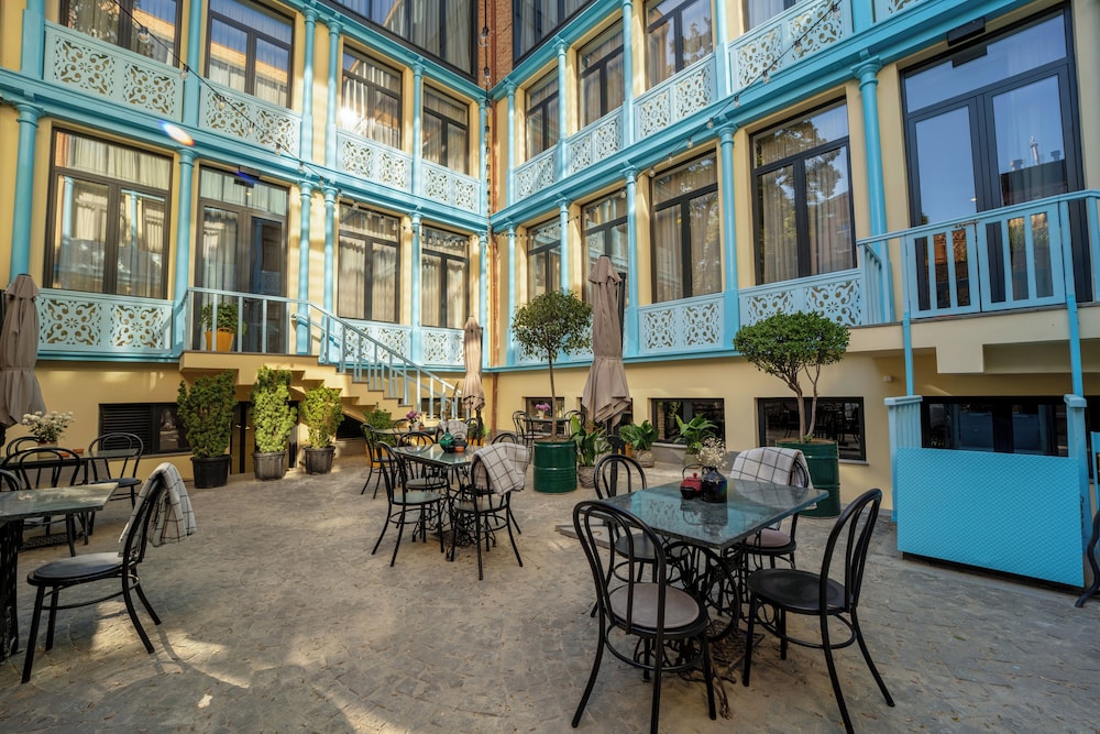 Makmani Hotel 51/62