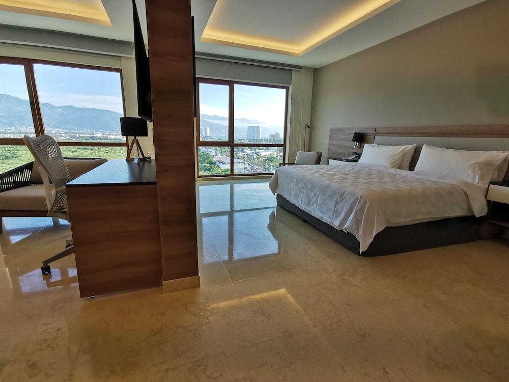 Holiday Inn and Suites Puerto Vallarta Marina and Golf 27/78