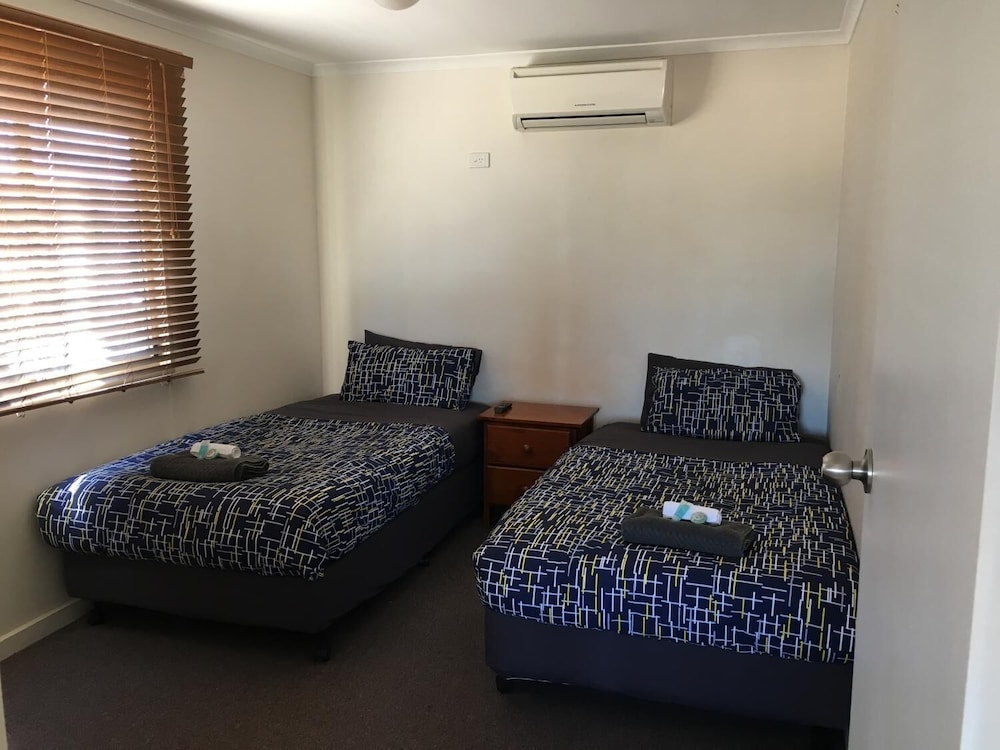 AIRPORT WHYALLA MOTEL 12/58