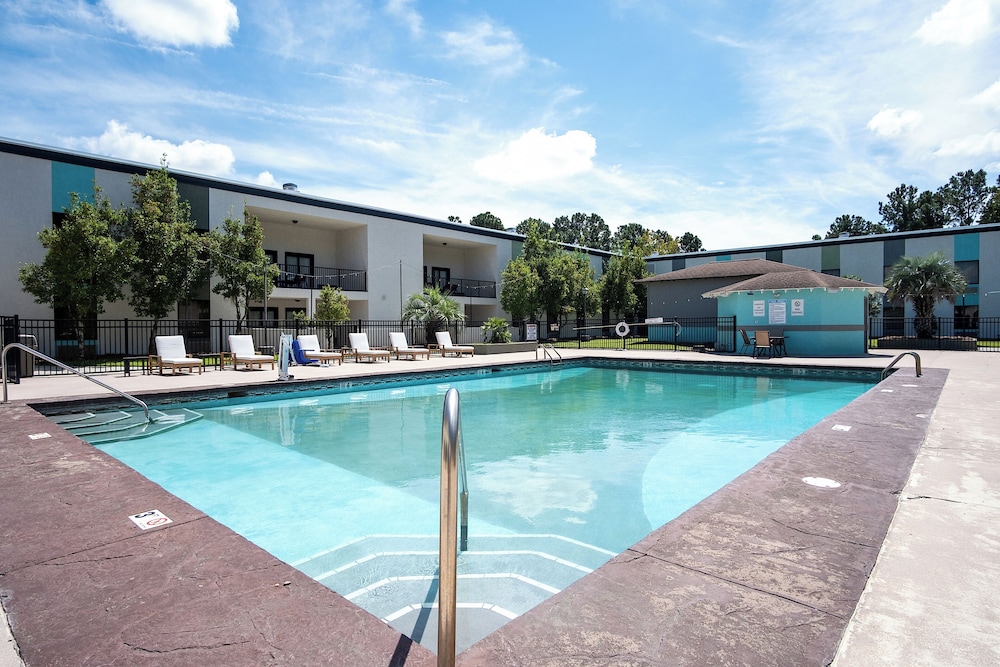 Cottonwood Suites Savannah Hotel and Conference Center 66/71