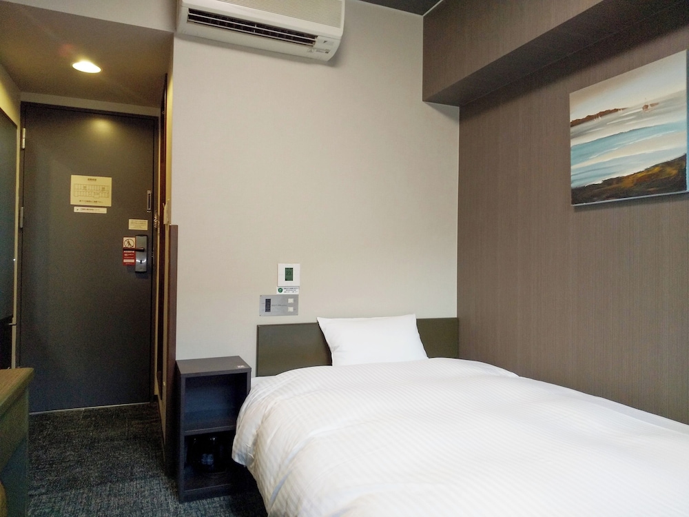 ROOM, SINGLE