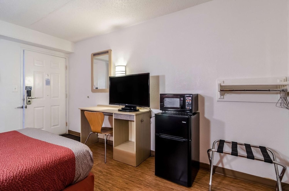 Motel6 Warren, MI - Detroit East 24/54