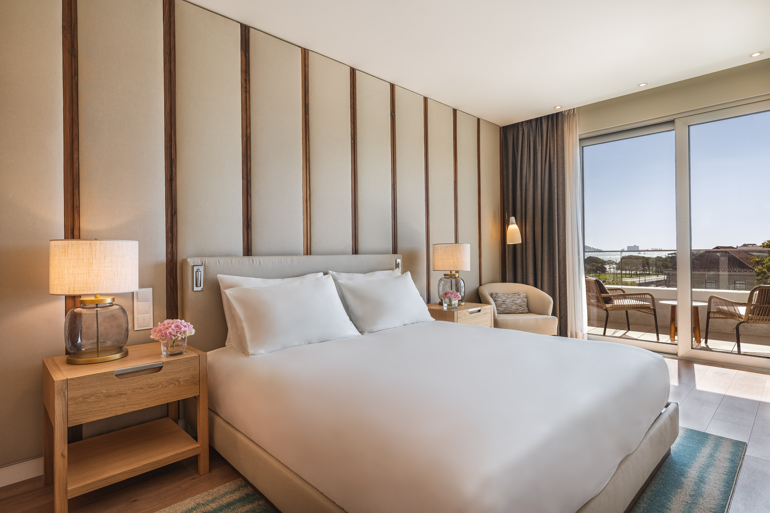 Regency, Suite, Queen Bed, River View