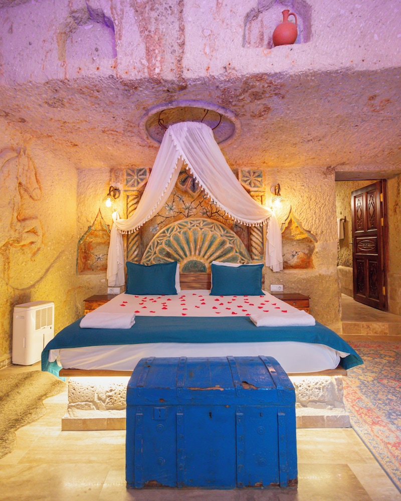 Bayar Cave Suite 6/60