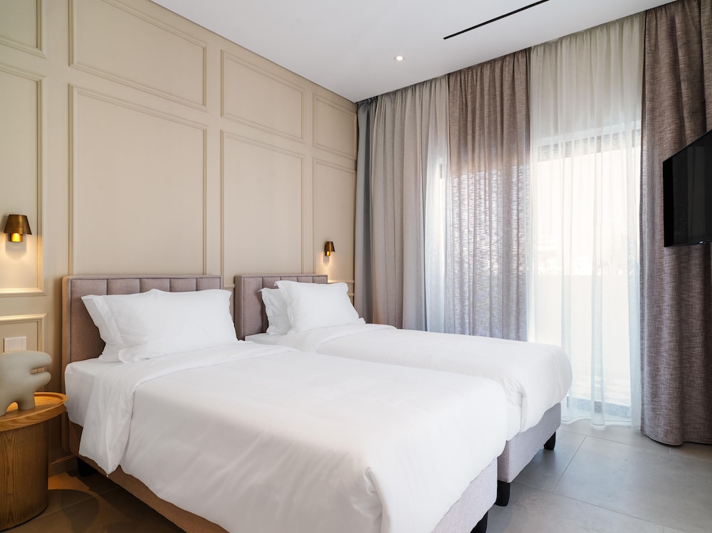 LIV Mackenzie Beach Suites 17/55