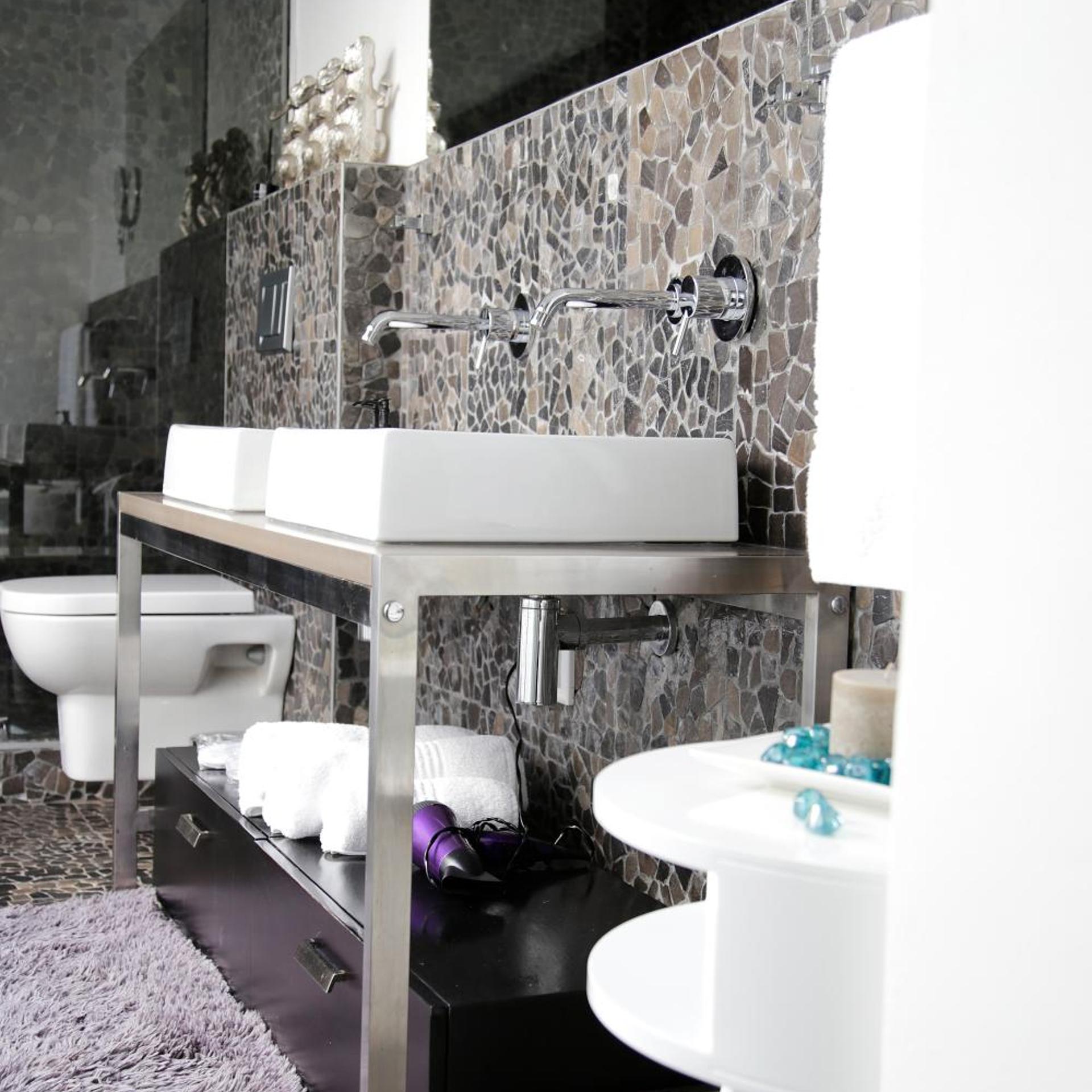 Deluxe, King Bed, Patio, Large, Dysart Boutique Hotel 5/5