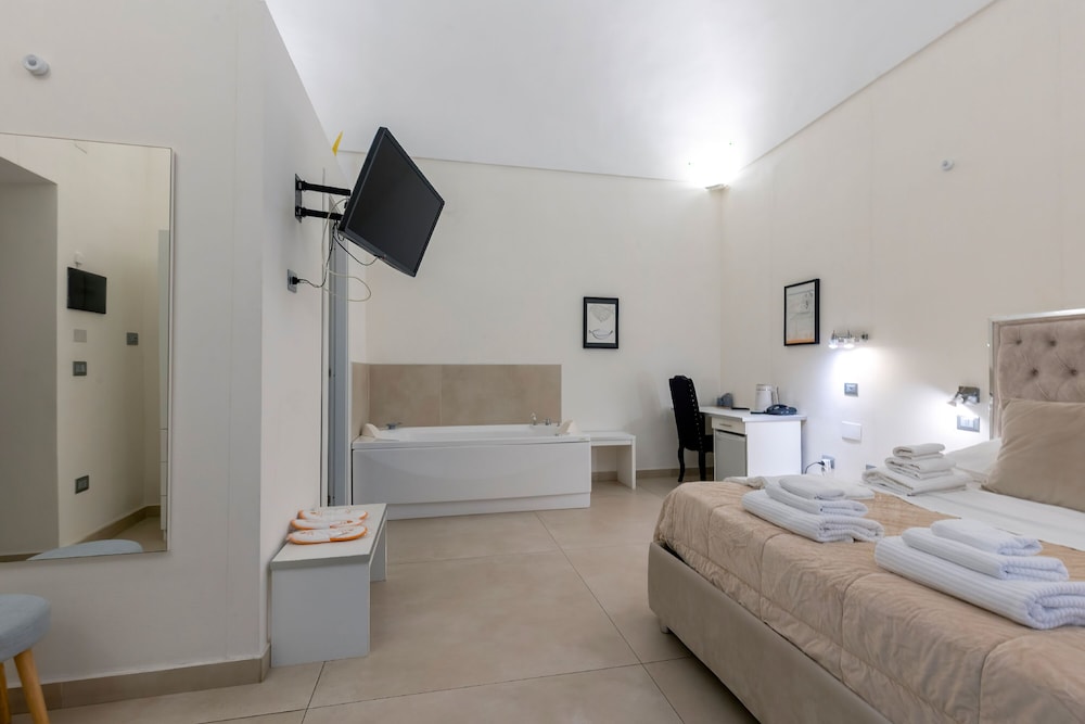 TRADITIONAL, SUITE, JETTED TUB