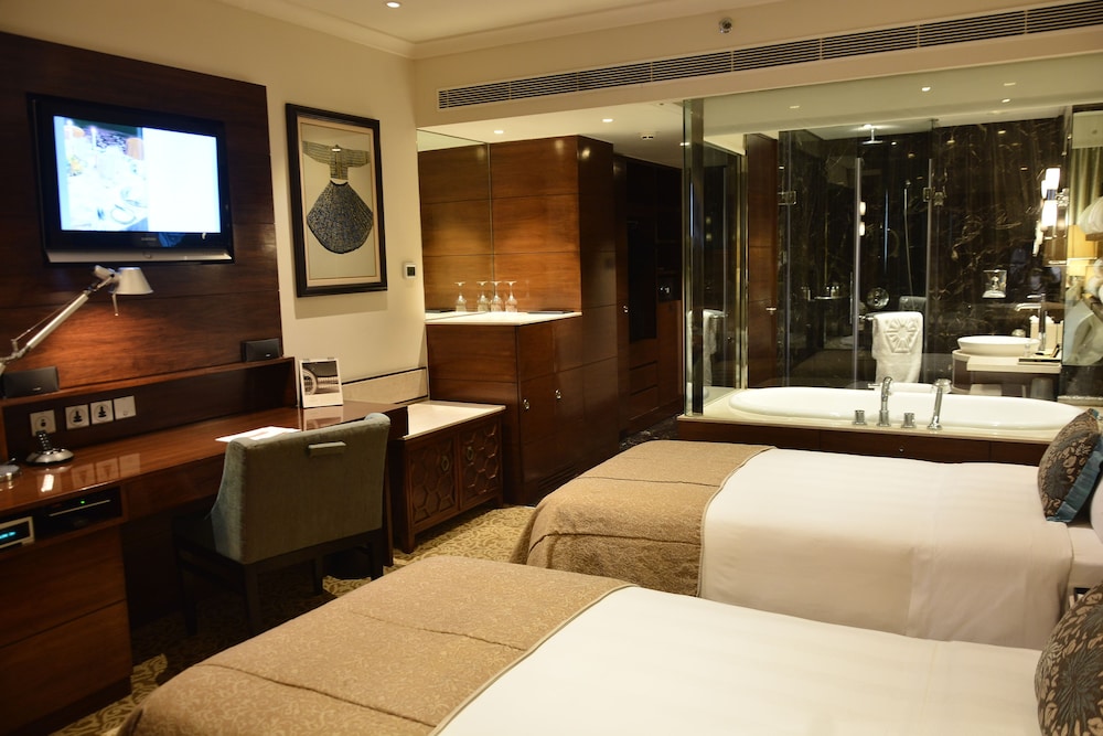Taj Palace, New Delhi 29/80
