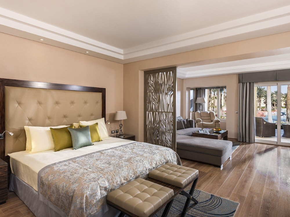EXECUTIVE, SUITE