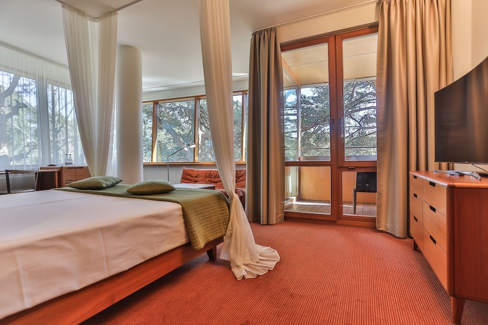 Deluxe, King Bed, Luxury Building