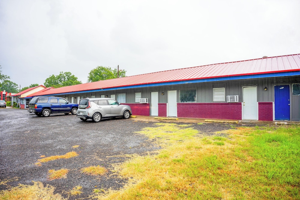Budget Inn By OYO Palestine TX Hwy 79 22/30