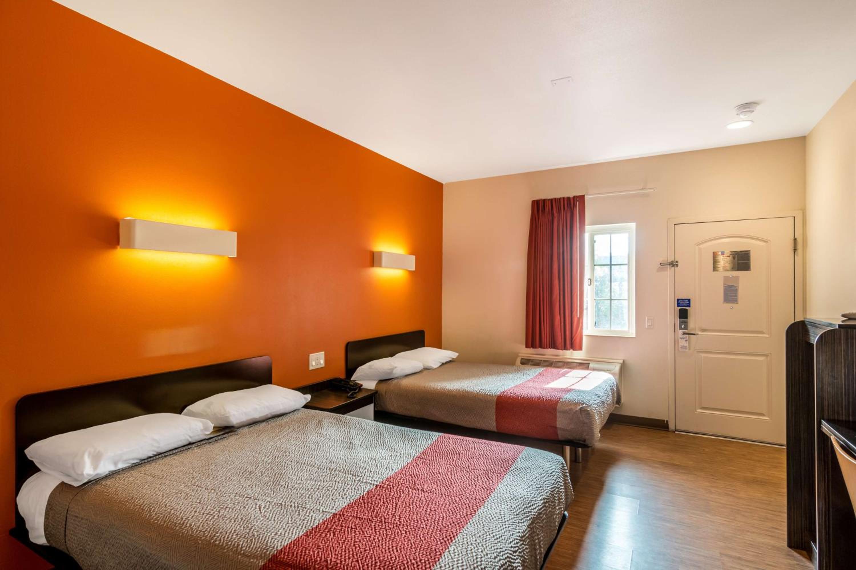 1 King Bed - Non-Smoking, Micfridge