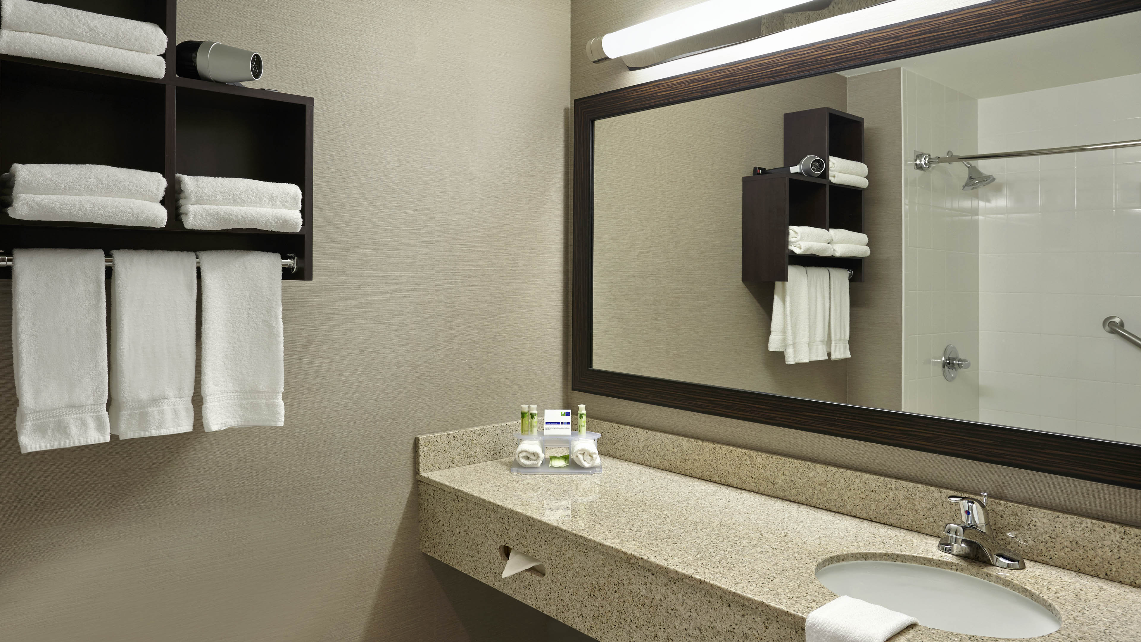 Holiday Inn Express and Suites Naples Downtown 64/64