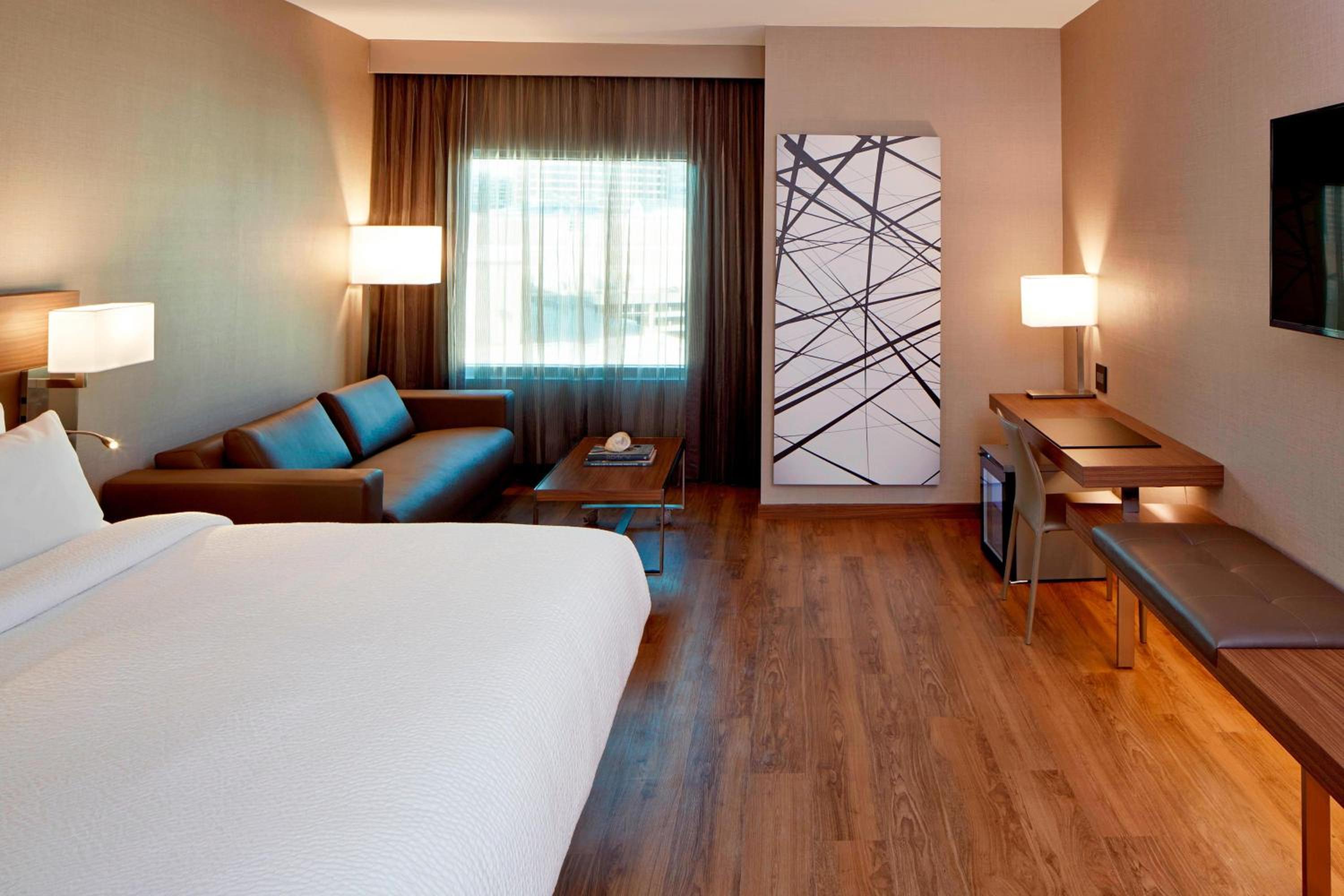 غرفة بسرير كينج لذوي الإعاقة، AC Hotel Atlanta Buckhead at Phipps Plaza 2/5