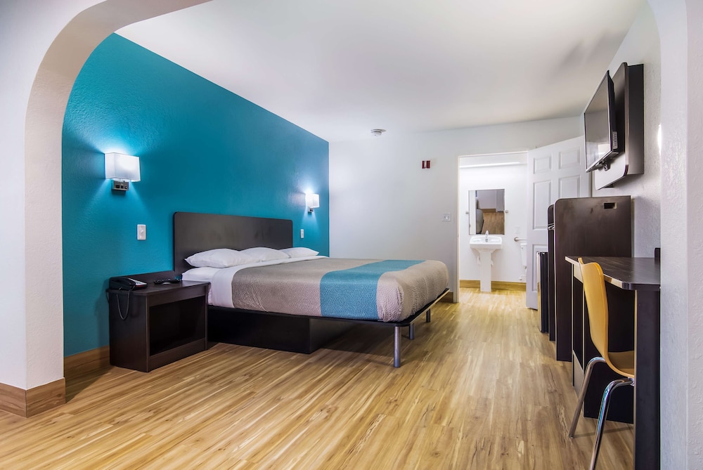 DELUXE, SUITE, KING BED, ACCESSIBLE