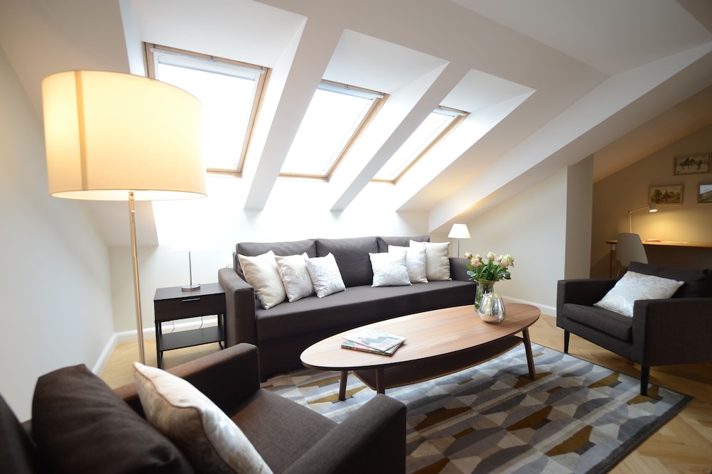 CRYSTAL SUITES OLD TOWN 37/68