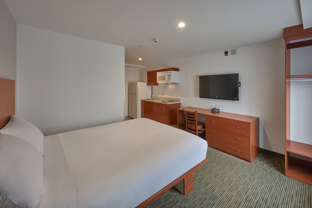 Extended Suites Monterrey Aeropuerto 33/56