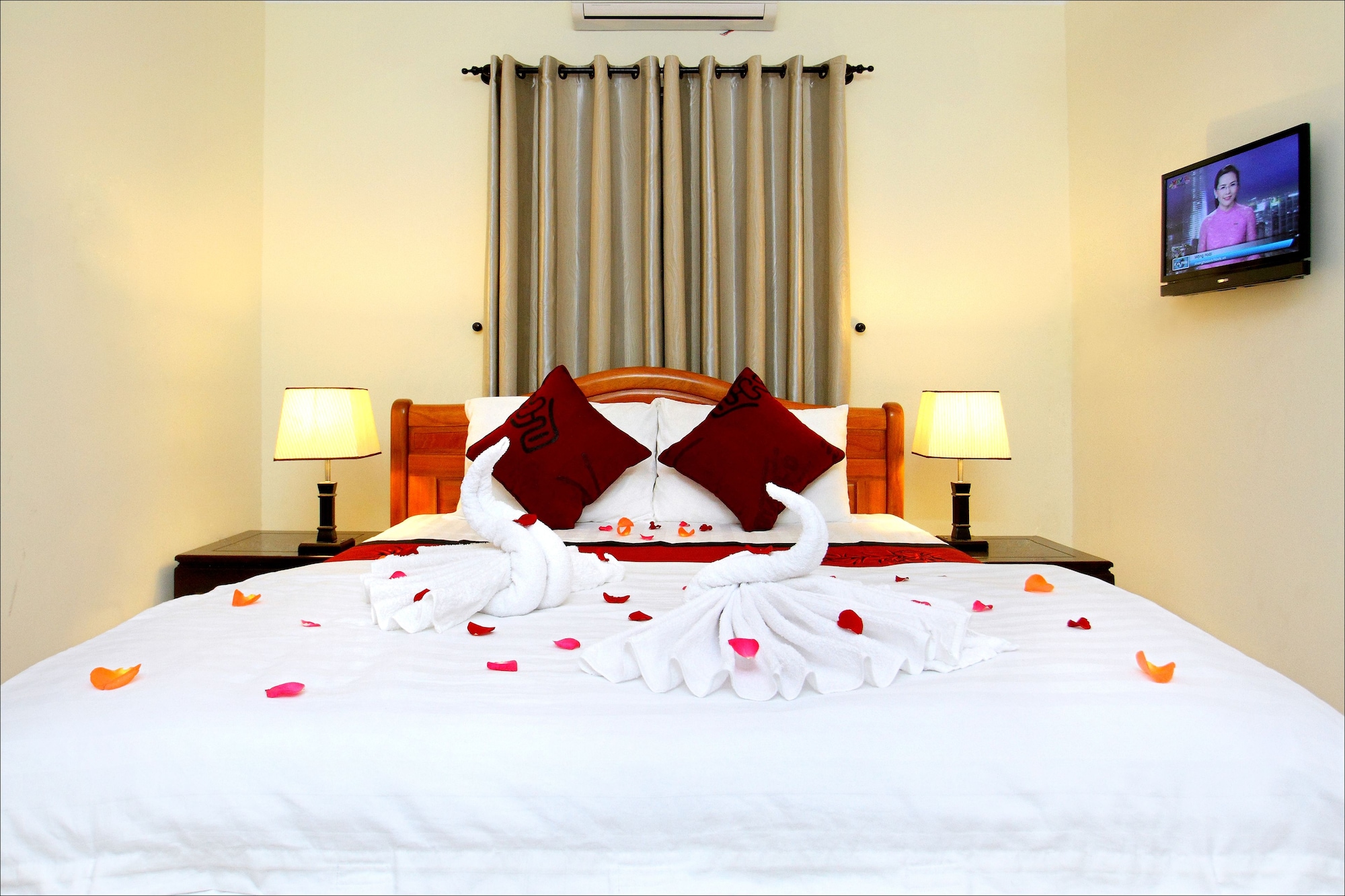ROOM, DOUBLE OR TWIN BED