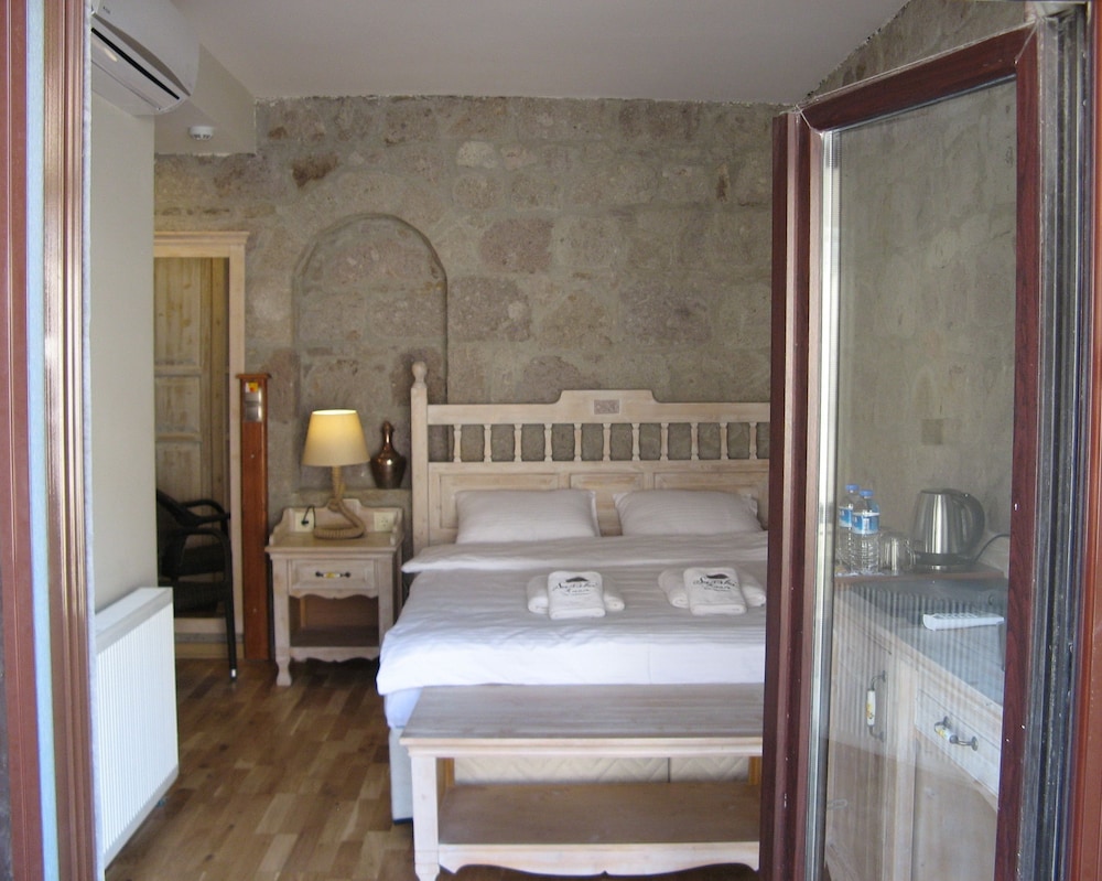ROOM, DOUBLE BED