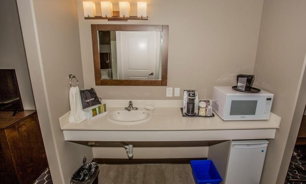 The Souris Hotel 13/14