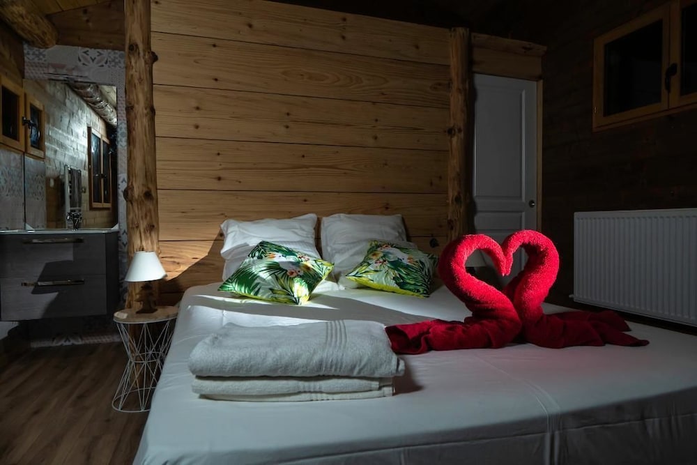 Tree House, Queen Bed