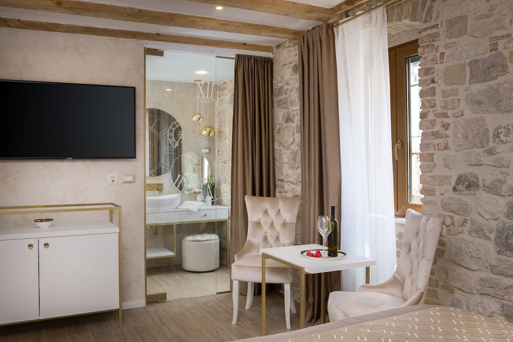 Le Premier Luxury Rooms 42/43