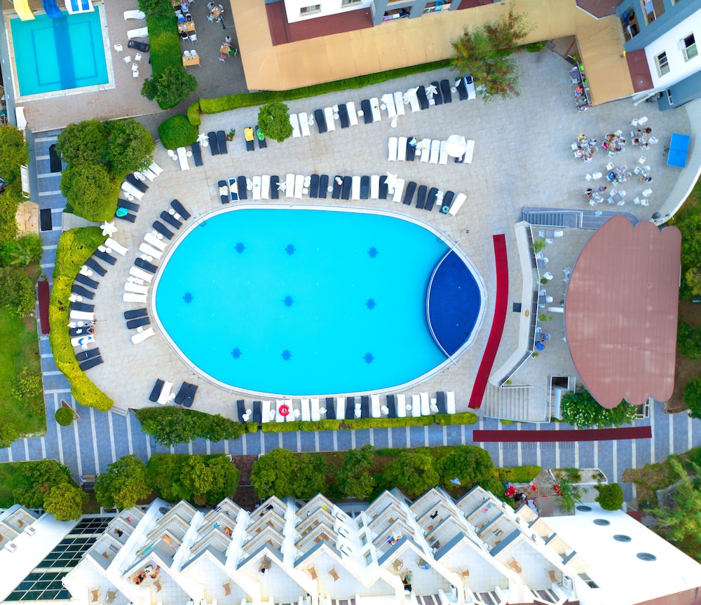 Caprice Beach Hotel 60/67