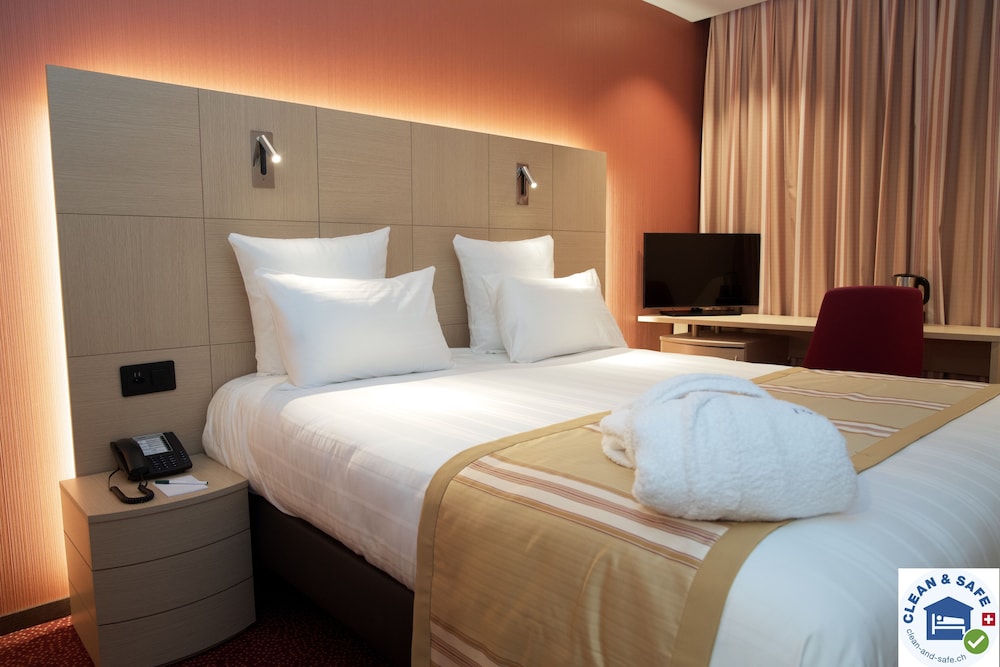 ROOM, DOUBLE BED