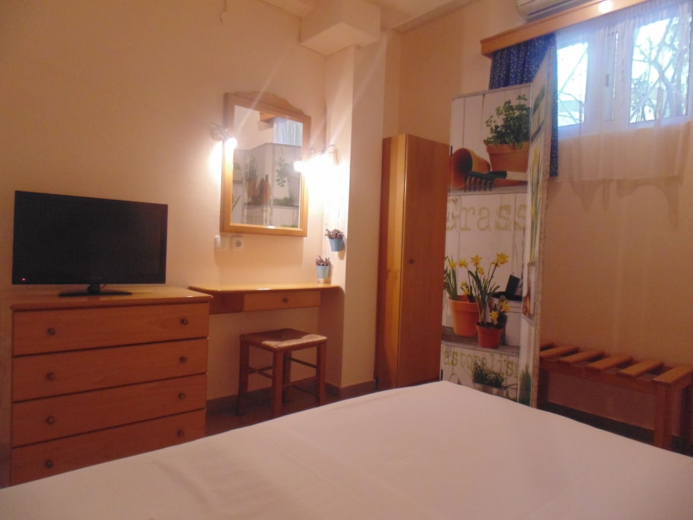 2 Bedrooms, Apartment, 1 Double and 4 Single Beds