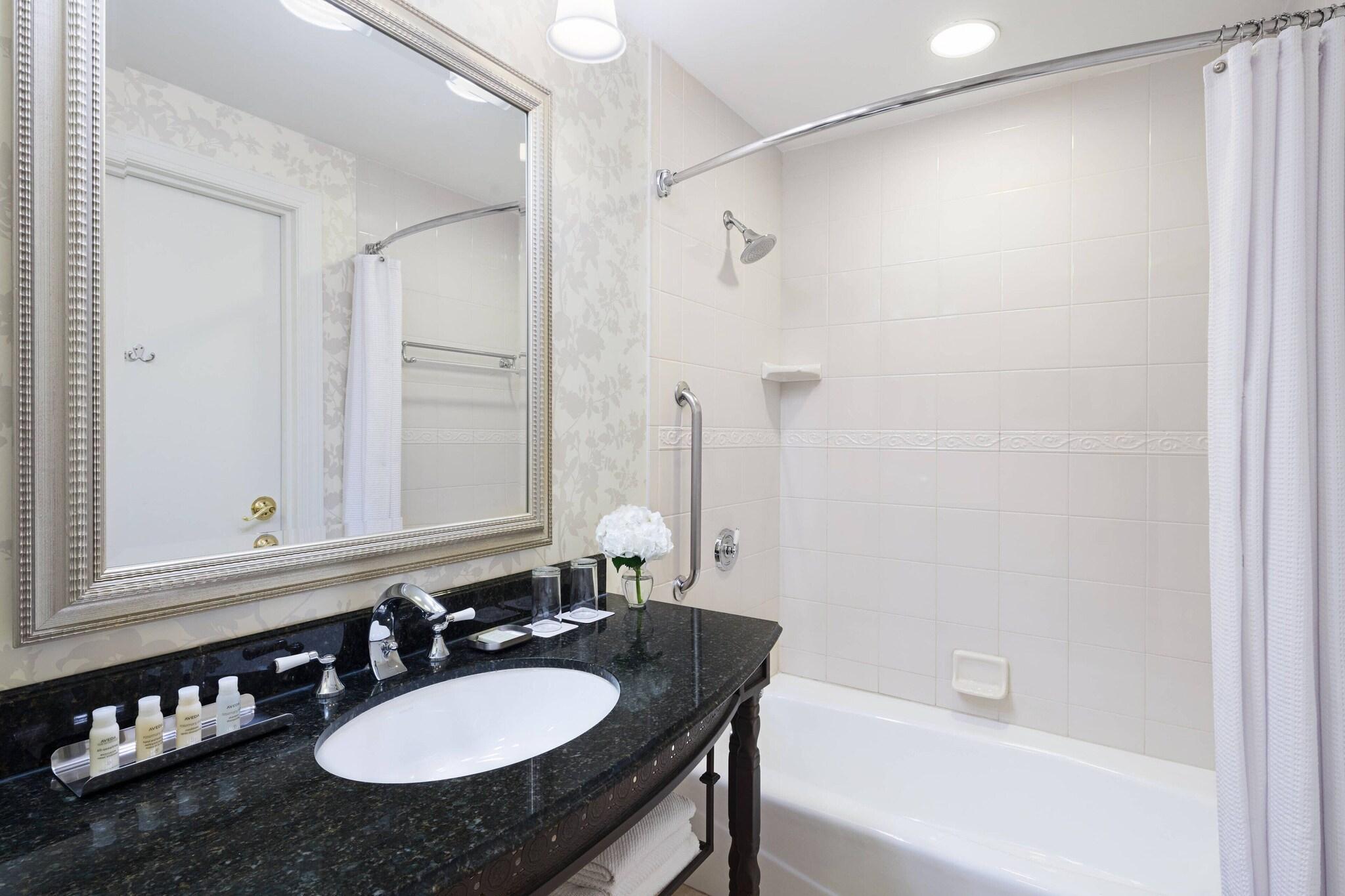غرفة بسرير مزدوج بإطلالة على النهر، Renaissance Pittsburgh Hotel 2/2