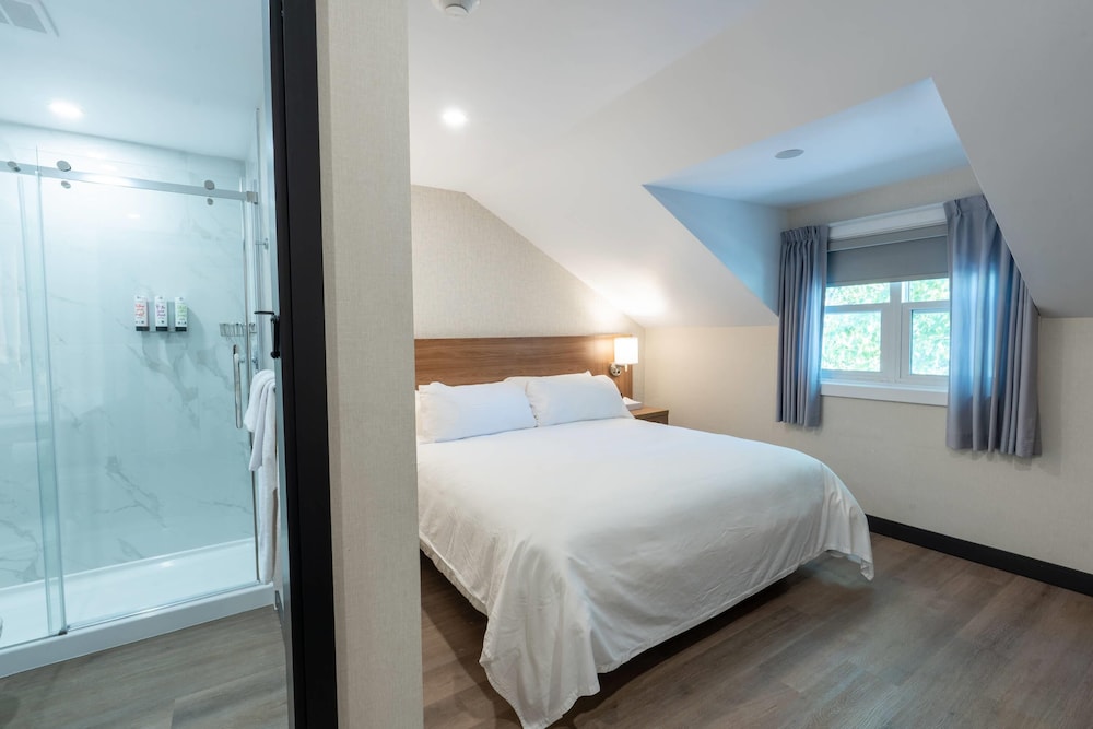غرفة قياسية بسرير كوين مع أريكة، Isaiah Tubbs Resort & Conference Centre 2/2