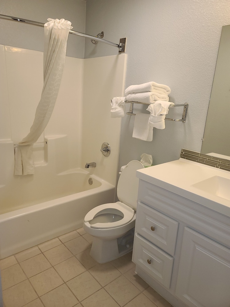 MCM Elegante Suites 11/37