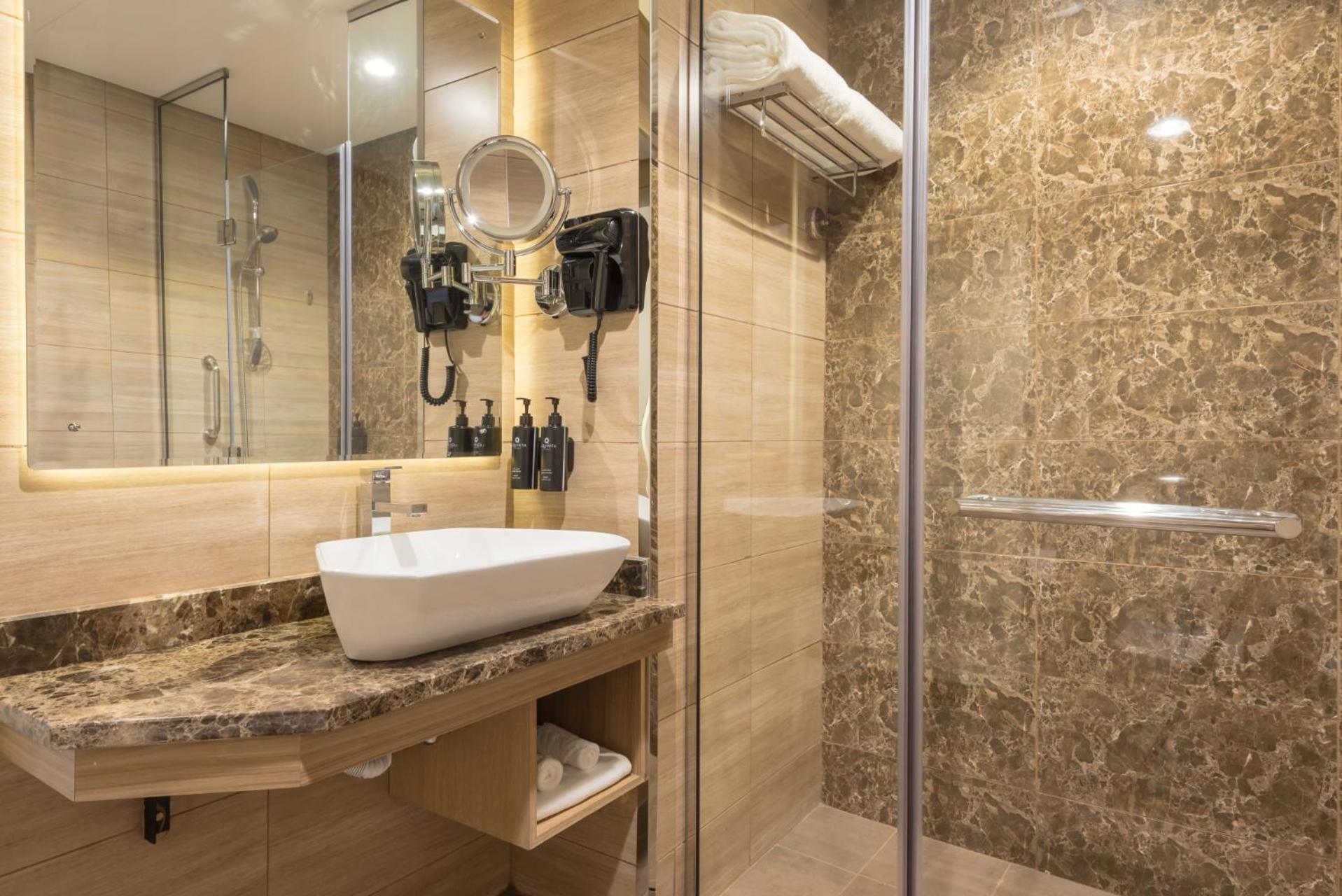 غرفة بسرير كينج وسرير كوين بإطلالة على المدينة للمدخنين، La Quinta by Wyndham Abu Dhabi Al Wahda 8/8