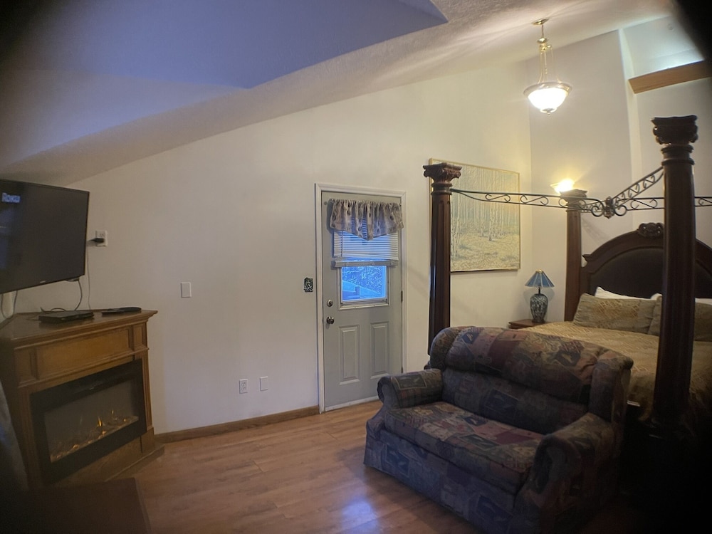 7 Gables Inn Suites 24/50