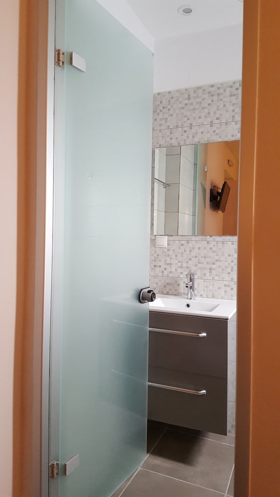 Lux Hotel 35/38