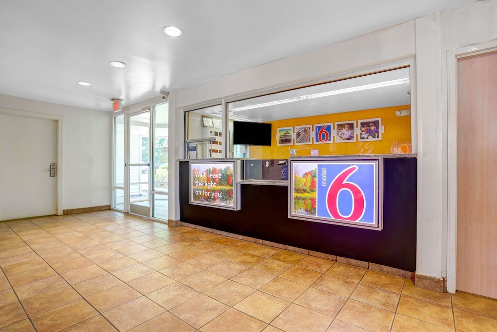 Motel6 Raleigh, NC - North 7/50